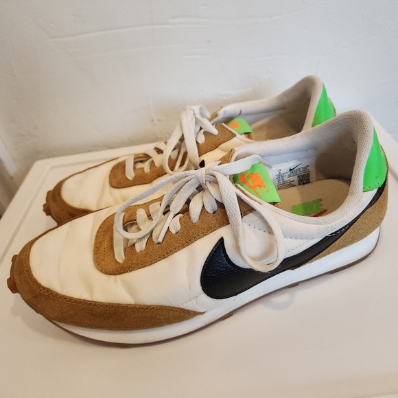 SOLD-Nike Women's Daybreak Casual Sneakers Tan and Green - Picture 4 of 7